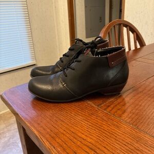 Comfortiva Black Leather Ankle Boots Women’s 8M Pillow Top Memory Foam